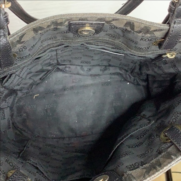 Michael Kors Signature Jet Set Tote Color: Black - Picture 6 of 9